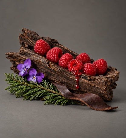 Sapphire notes: oud, raspberry and leather